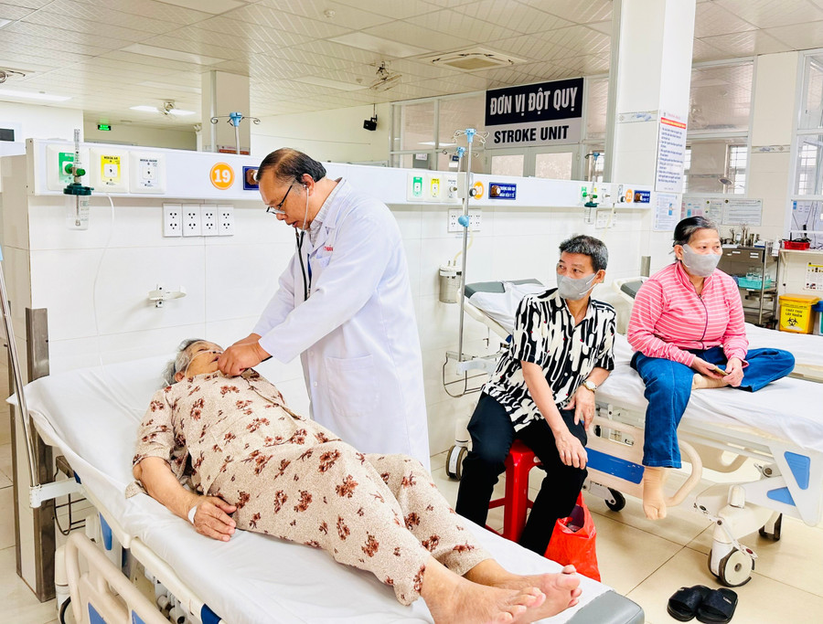 Bác sĩ Khoa Cấp cứu (Bệnh viện Đa khoa tỉnh) thăm khám cho bệnh nhân đến cấp cứu tại khoa. Ảnh: Như Nguyện z6556887567460-1fa782fef25ef66a7b8a0161d9728f17.jpg