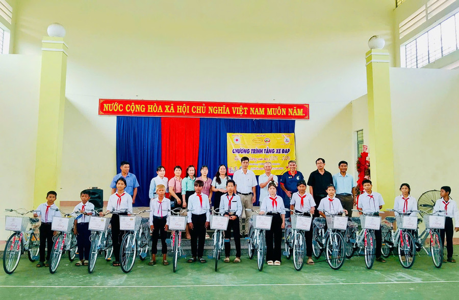Đại diện Câu lạc bộ thiện nguyện Ngôi nhà yêu thương và nhà tài trợ tặng xe đạp tiếp sức đến trường cho các em học sinh Trường THCS Ngô Quyền, xã Ia Dreh. Ảnh: CTV z7065255088590-29cb52d345f43aeded1fbe7eb0255387.jpg