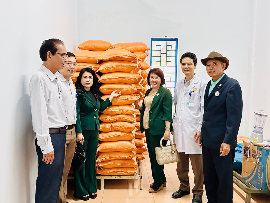 Các tổ chức, nhà hảo tâm chung tay hỗ trợ kinh phí, hiện vật cho Bếp ăn tình thương Bệnh viện Đa khoa Gia Lai. Ảnh: Như Nguyện z6966214938084-76877ce5900727ed08acfdebe5cd6d7b.jpg