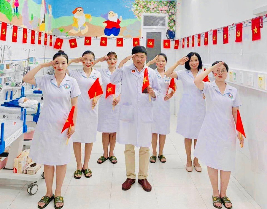 Y-bác sĩ Khoa Sơ sinh hưởng ứng, chào mừng kỷ niệm 80 năm Cách mạng tháng Tám và Quốc khánh 2-9. Ảnh: CTV z6966626561852-5ddd524b0d890b59bc5a3e4d98ad8600.jpg