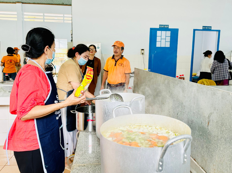 Tình nguyện viên tại Bếp ăn tình thương Bệnh viện Đa khoa Gia Lai chuẩn bị các suất ăn miễn phí. Ảnh: Như Nguyện z6966214886457-39b65922b81fd30e8cbebab9d608ec30.jpg