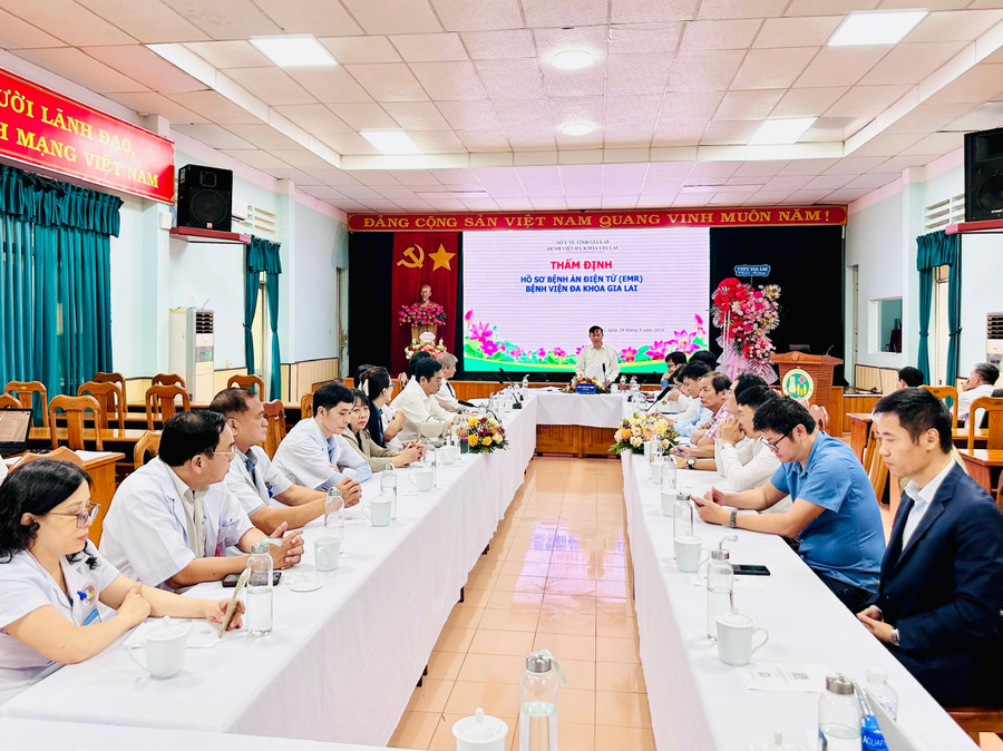 Phó Giáo sư, Tiến sĩ Trần Quý Tường-nguyên Cục trưởng Cục Khoa học và Công nghệ (Bộ Y tế), Chủ tịch Hội đồng thẩm định Bệnh án điện tử tại Bệnh viện Đa khoa Gia Lai kết luận Bệnh viện đảm bảo các điều kiện triển khai bệnh án điện tử. Ảnh: Như Nguyện z7061400964426-a0cb7fbc47493dbcbca0b7ea32b03e68.jpg