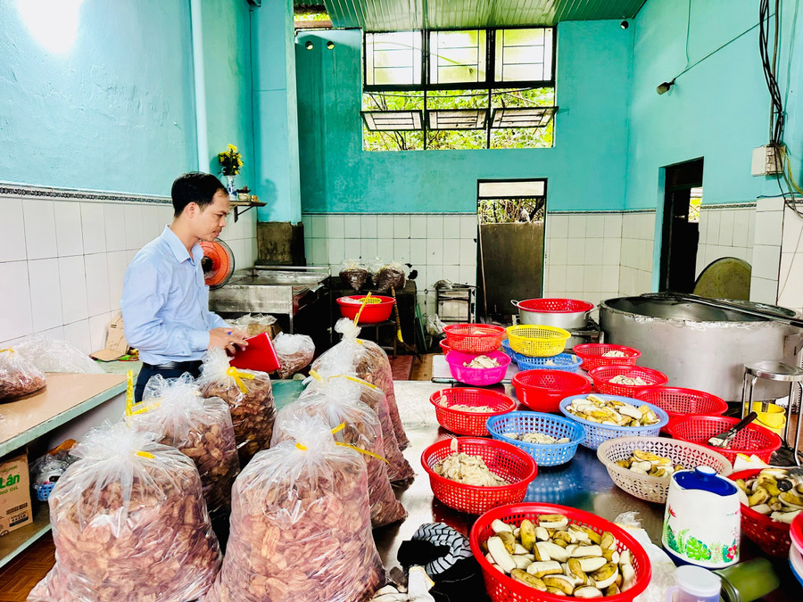 Đoàn số 2 kiểm tra tại hộ kinh doanh Y Thị Kim Liên (số 129 Bà Triệu, phường Pleiku). Ảnh: Như Nguyện doan-so-2-kiem-tra-tai-ho-kinh-doanh-y-thi-kim-lien-129-ba-trieu-phuong-pleiku-anh-nhu-nguyen.jpg