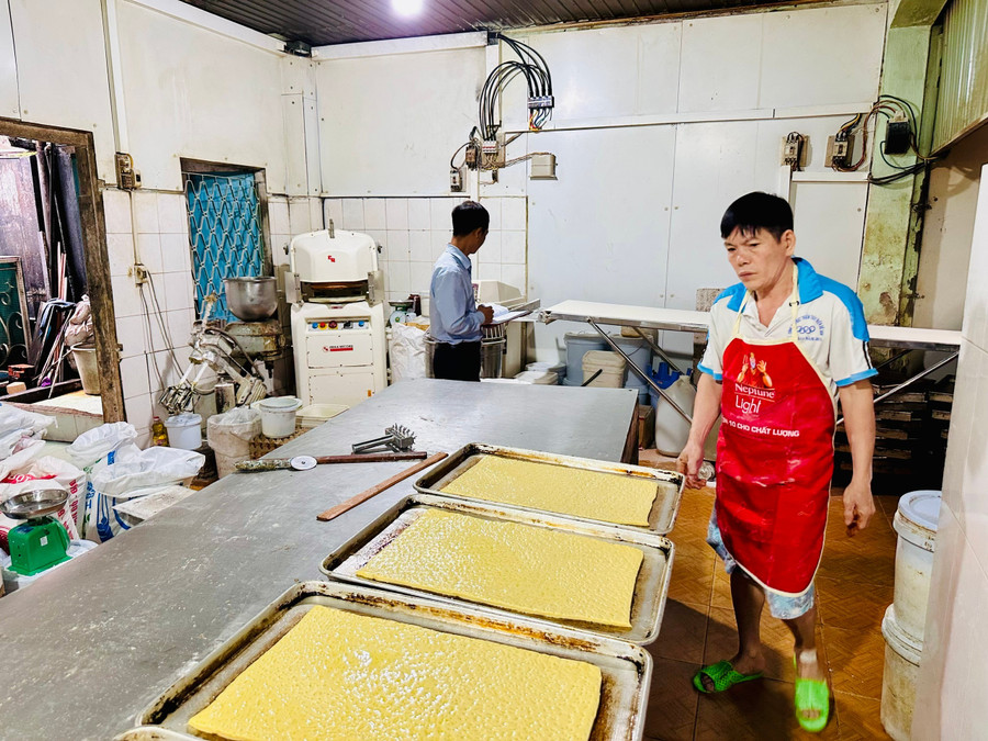 Đoàn số 2 kiểm tra tại hộ kinh doanh Trần Thị Tuyết Mai (số 8/2 Hai Bà Trưng, phường Pleiku). Ảnh: Như Nguyện doan-so-2-kiem-tra-tai-ho-kinh-doanh-tran-thi-tuyet-mai-duong-hai-ba-trung-phuong-pleiku-anh-nhu-nguyen.jpg