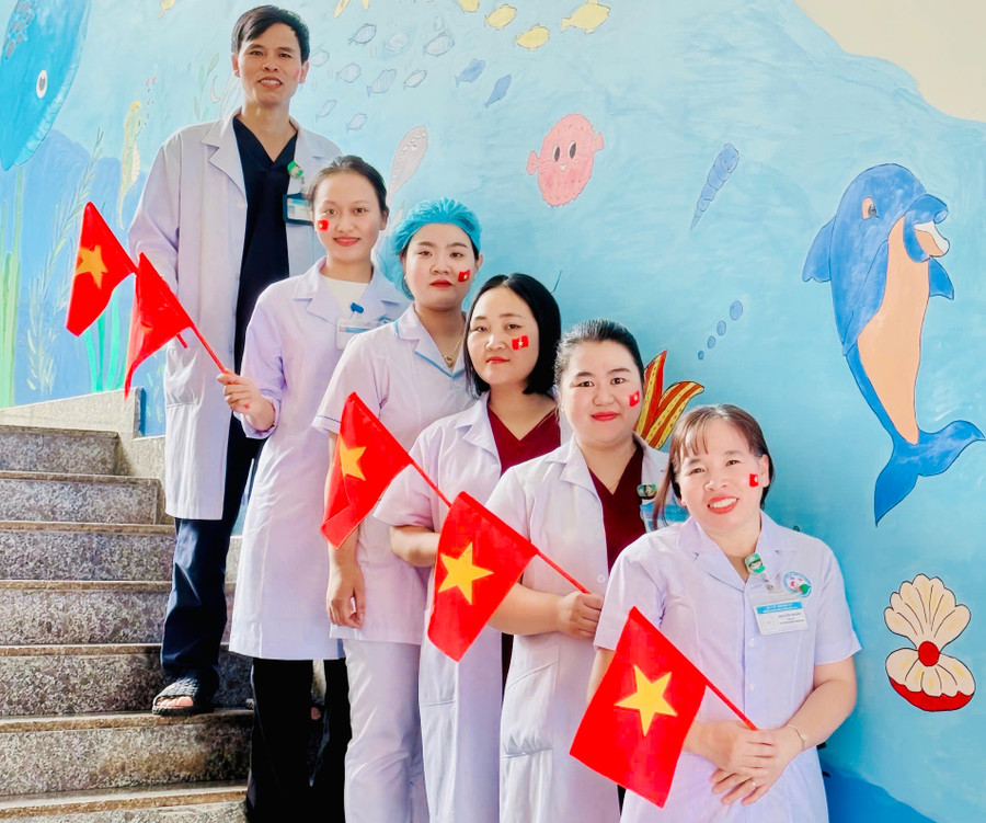 Góc trang trí tại Khoa Bệnh nhiệt đới được hoàn thành sau khi có sự chung tay góp sức của các y-bác sĩ. Ảnh: CTV z6966626663672-fd1499b5135ec5794f9a2269d5906fd2.jpg