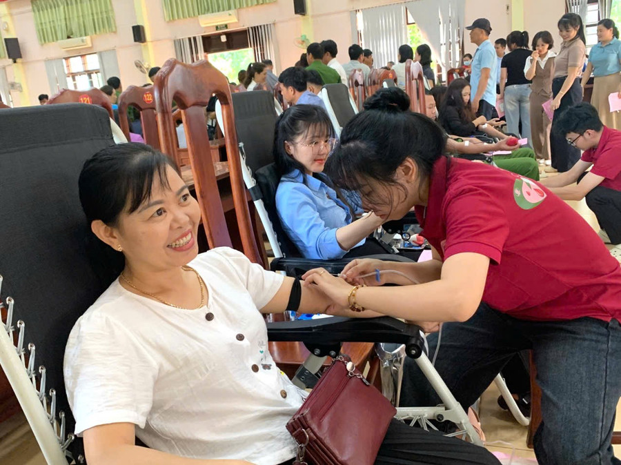 Người dân các xã: Chư Pưh, Ia Le và Ia Hrú tham gia hiến máu tình nguyện. Ảnh: CTV z7064452158571-6e74d9b6300f1d1481138b1a1f9a1ef1.jpg