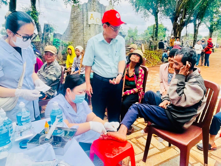 Đoàn tổ chức khám sức khỏe và cấp thuốc miễn phí cho 200 người dân có hoàn cảnh khó khăn và bệnh nhân phong trên địa bàn xã Bàu Cạn và các xã lân cận. Ảnh: CTV z7016756790913-d6136a4f42ab728dd847579a2dcbdd41.jpg