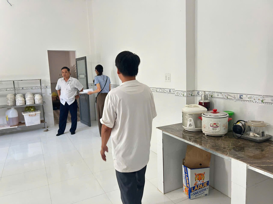 Qua kiểm tra đột xuất ATTP tại hộ kinh doanh Nguyễn Thị Hiền, thôn Thanh Bình (xã Ia Hiao), Đoàn kiểm tra phát hiện cơ sở vi phạm nhiều lỗi trong lĩnh vực ATTP. Ảnh: CTV z6975291267879-74b736e20773c782e810b04668348990.jpg