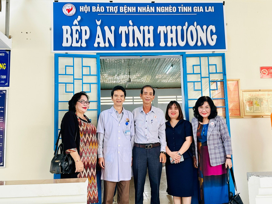Đại diện Ban tổ chức chụp ảnh lưu niệm tại lễ khánh thành Bếp ăn tình thương. Ảnh: Như Nguyện z6966214867961-ebc07a68678694bbc1be13f766e71ad0.jpg