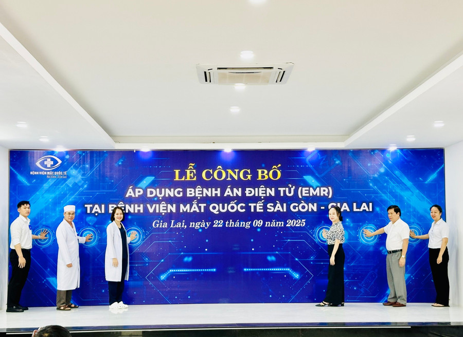 Lãnh đạo Bệnh viện Mắt Quốc tế Sài Gòn-Gia Lai và đại diện các khoa phòng nhấn nút khởi động bệnh án điện tử. Ảnh: Như Nguyện z7036756289685-7d5dbd17b4006eb7b901c1844a64d92f.jpg