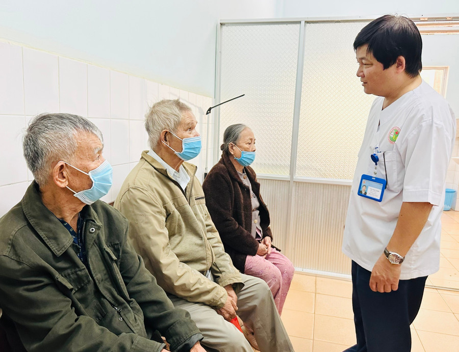 Dù Bộ y tế đã có công văn nhưng đến sáng 3-9, cơ quan BHXH vẫn chưa có hướng dẫn nên các cơ sở khám bệnh, chữa bệnh chưa thể điều chỉnh mức hưởng BHYT cho đối tượng hưởng trợ cấp hưu trí xã hội. Ảnh: Như Nguyện z6971868446764-1cd9a30d1ff0e72e3ae44e2eb0dccf12.jpg