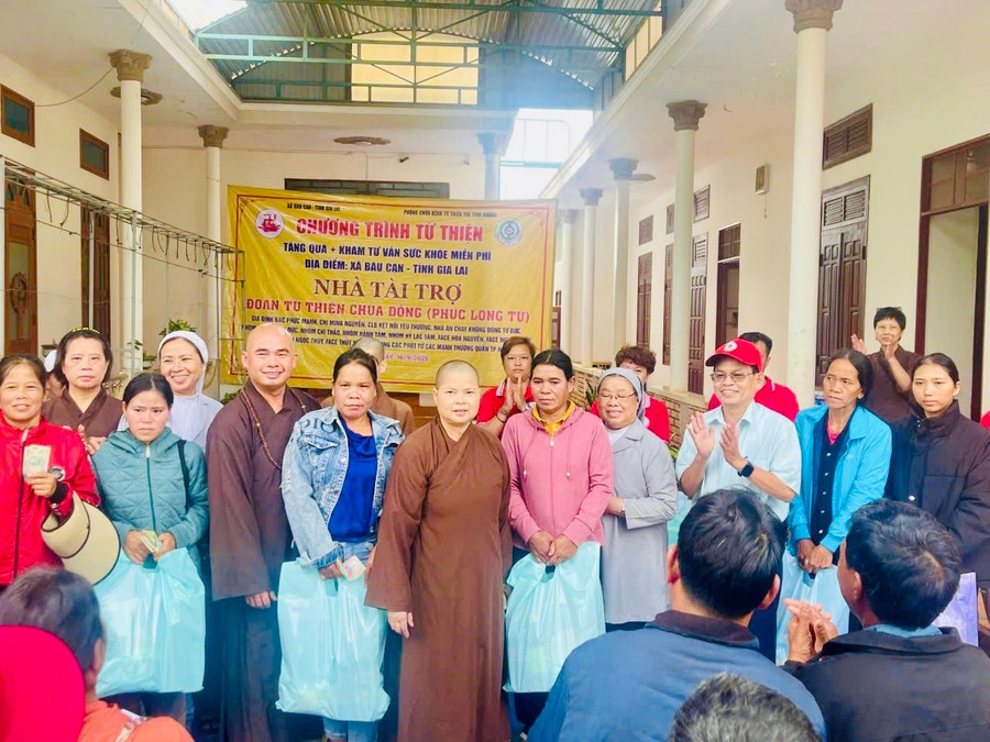 Đoàn tổ chức trao 300 suất quà cho bệnh nhân phong và người dân khó khăn xã Bàu Cạn. Ảnh: CTV z7016756811485-db58f2ee190fa8820308ab582cf9ce87.jpg