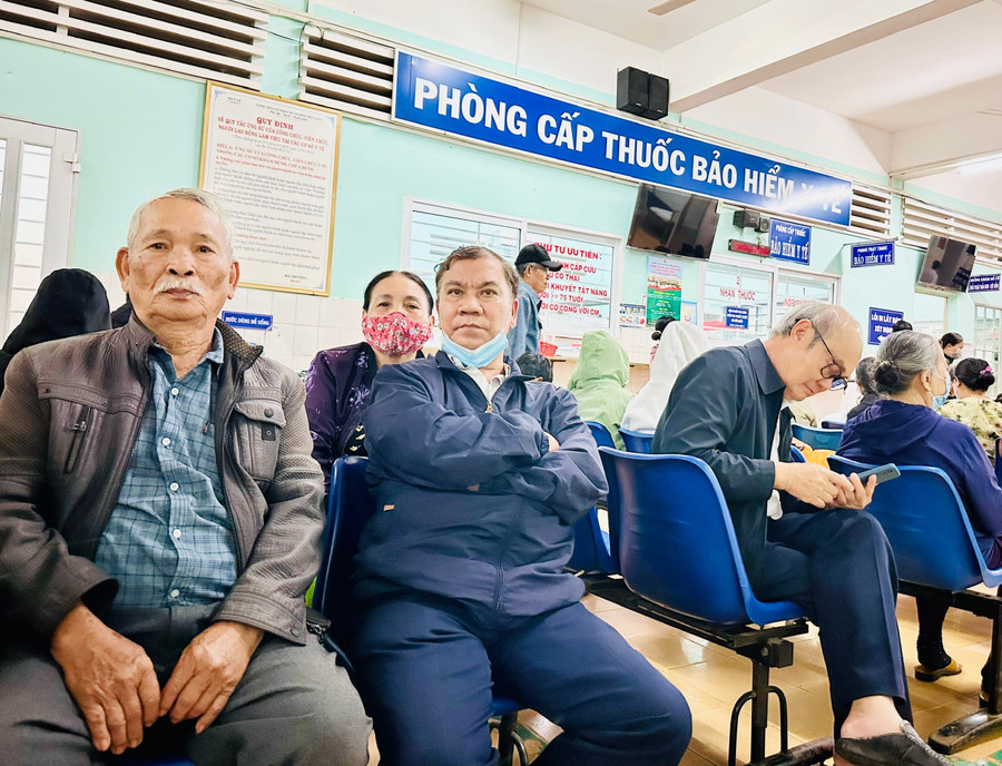 Ông Huỳnh Văn Mậu (83 tuổi, thôn 1, xã Ia Ly; bìa trái) kiến nghị cơ quan BHXH quan tâm và nhanh chóng hướng dẫn cụ thể cho các cơ sở khám bệnh, chữa bệnh. Ảnh: Như Nguyện z6971868486041-f22a2fce41a35fb33e5e9f81835179df.jpg