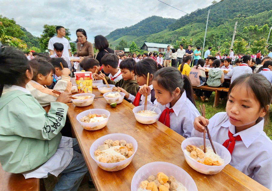 Chương trình “Dinh dưỡng cho trẻ em nghèo, khuyết tật” đã góp phần giảm tỷ lệ suy dinh dưỡng, giúp các em có điều kiện phát triển tốt hơn, đồng thời lan tỏa thông điệp “Không để ai bị bỏ lại phía sau”. Ảnh: Mai Anh z6996521763513-6300cd089f35a4ad6c88a3eee5784bae.jpg
