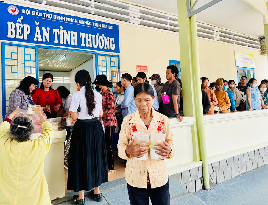 Ngay trong chiều 29-8, Bếp ăn tình thương cũng đã nấu và trao 250 suất ăn miễn phí đến các bệnh nhân nghèo, khó khăn đang điều trị tại Bệnh viện Đa khoa Gia Lai. Ảnh: Như Nguyện z6966214975837-38ad39b7b89f64429d3d386c66a1ad2c.jpg