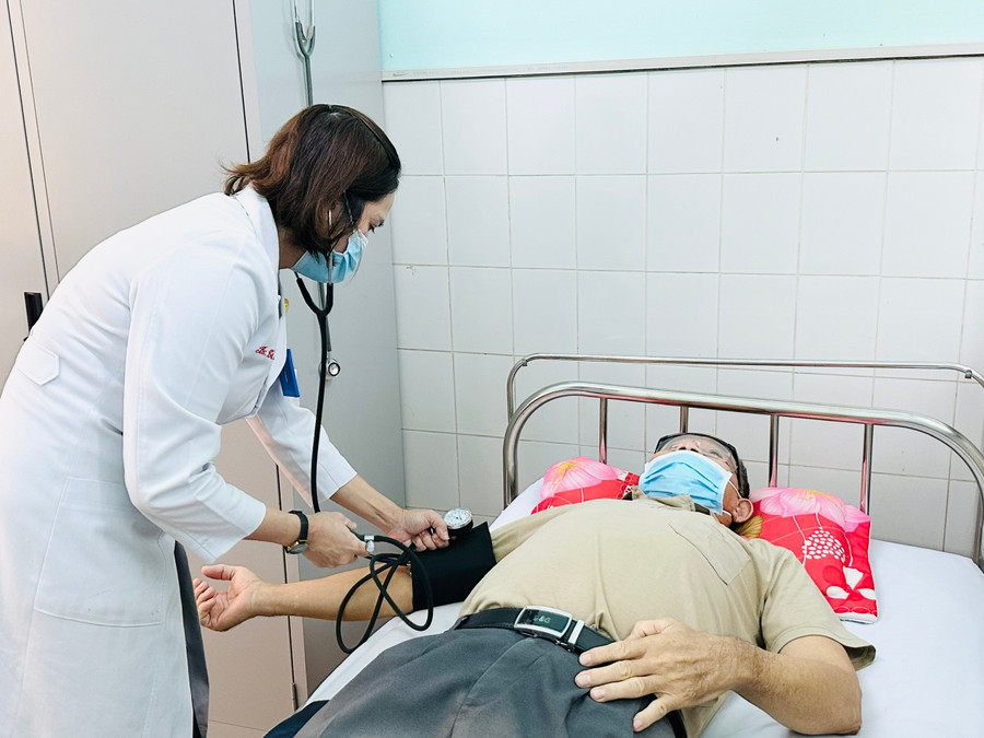 Bác sĩ khám bệnh cho người cao tuổi tại Khoa Khám (Bệnh viện Đa khoa Gia Lai). Ảnh: Như Nguyện z6971868412119-b6a3c207fa94864ac62ea7e750d67db2.jpg