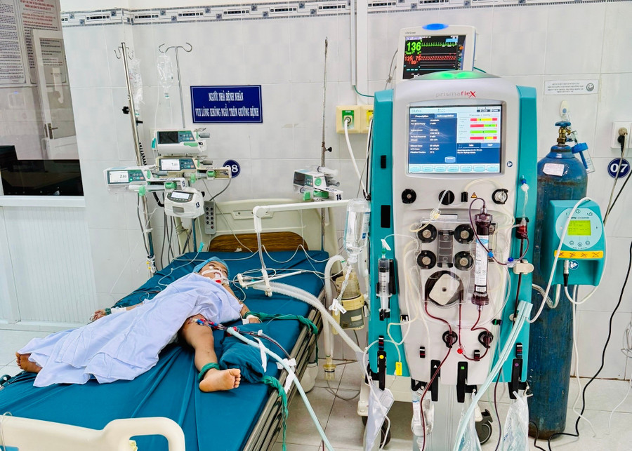 Bệnh nhi A.T vào viện lúc 10 giờ 16 phút, đang được cấp cứu tích cực bằng biện pháp lọc máu liên tục. Ảnh: CTV z6988404539987-faa65aa1817986db5192adac9b852f82.jpg