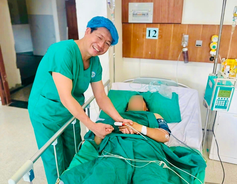 Bác sĩ động viên bệnh nhân B. yên tâm điều trị. Ảnh: CTV z6989649007281-995e0de8d6094fdcff59c299e5868cd5.jpg