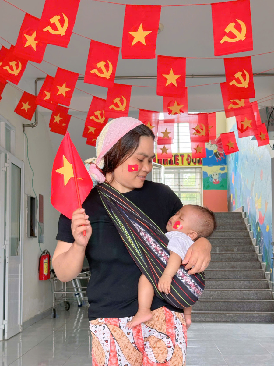 Bệnh nhi ngủ ngon trong vòng tay mẹ khi chụp ảnh lưu niệm. Ảnh: CTV z6966515691220-11e4cb624e03085d4dcae89a3e3fca6a.jpg