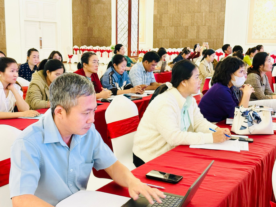 Chi cục An toàn vệ sinh thực phẩm tỉnh Gia Lai tổ chức 5 lớp tập huấn chuyên môn về công tác quản lý an toàn thực phẩm cho 300 công chức cấp xã, phường và viên chức thuộc Trung tâm Y tế trên địa bàn tỉnh. Ảnh: Như Nguyện z6995538079102-3de61a700f0bcf4678b8f90037172785.jpg