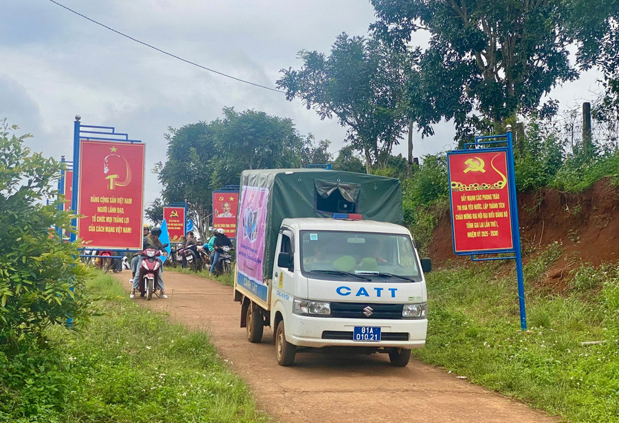 Sau lễ phát động, ngành chức năng tổ chức đoàn diễu hành tuyên truyền hưởng ứng Tuần lễ Làm mẹ an toàn” năm 2025 qua các tuyến đường tại xã Đak Rong. Ảnh: CTV z7065525339219-d509cd091cece8cb38a21a654e37430f.jpg