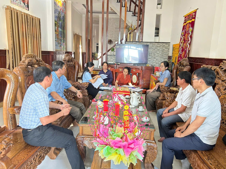 Đoàn kiểm tra lập biên bản vi phạm ATTP tại hộ kinh doanh Nguyễn Thị Hiền, thôn Thanh Bình, xã Ia Hiao, tỉnh Gia Lai. Ảnh: CTV z6975290448538-0e6b95d4c5f9a418b63bb5197d4d0ca7.jpg