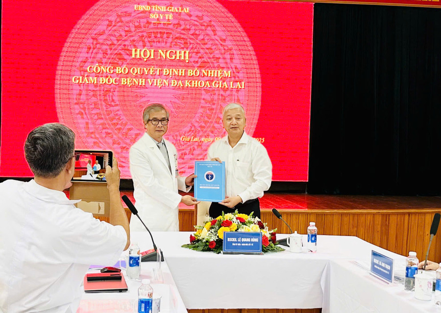 Thừa ủy quyền của Chủ tịch UBND tỉnh, Giám đốc Sở Y tế Lê Quang Hùng (bên phải) trao Quyết định về việc bổ nhiệm ông Nguyễn Đăng Bảo giữ chức vụ Giám đốc Bệnh viện Đa khoa Gia Lai. Ảnh: Như Nguyện z6786091374524-205228d5ebb9b4848f36995e626e5d2e.jpg
