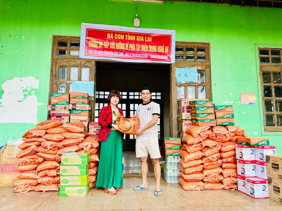 Từ ngày 28-7 đến nay, Nhà xe Phi Hổ đã nhận được khoảng 20 tấn hàng hóa do các hội, nhóm, câu lạc bộ thiện nguyện trong tỉnh quyên góp, hỗ trợ đồng bào vùng lũ Nghệ An. Ảnh: Như Nguyện tu-ngay-28-7-den-nay-qua-duoc-su-phoi-hop-chung-tay-gop-suc-cua-cac-hoi-nhom-cau-lac-bo-thien-nguyen-tai-tinh-nha-xe-phi-ho-da-nhan-duoc-khoang-20-tan-hang-hoa-anh-nhu-nguyen.jpg