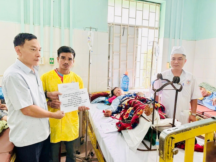 Đại diện Bệnh viện Quân y 211 trao tiền hỗ trợ bệnh nhân Xuăk. Ảnh: ĐVCC z6799548643590-5535bf115663aeeb01fc82f8fc343895.jpg