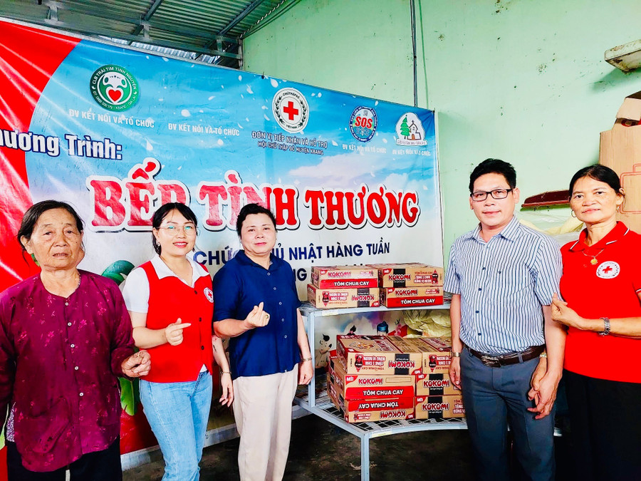 Các đơn vị, nhà hảo tâm ủng hộ bà con vùng lũ tại điểm tiếp nhận của Câu lạc bộ tình nguyện viên Chữ thập đỏ Kbang. Ảnh: CLB cung cấp cac-don-vi-nha-hao-tam-ung-ho-ba-con-vung-lu-tai-diem-tiep-nhan-cua-cau-lac-bo-tinh-nguyen-vien-chu-thap-do-kbang-anh-clb-cung-cap-copy.jpg