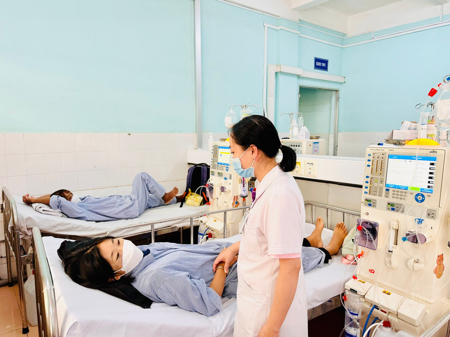 Bác sĩ thăm hỏi, động viên chị Trương Thị Thúy Hường-một trong những bệnh nhân trẻ đang chạy thận nhân tạo định kỳ tại Bệnh viện Đa khoa Gia Lai. Ảnh: Như Nguyện bac-si-tham-hoi-dong-vien-chi-truong-thi-thuy-huong-mot-trong-nhung-benh-nhan-tre-dang-chay-than-dinh-ky-tai-benh-vien-da-khoa-gia-lai-anh-nhu-nguyen.jpg