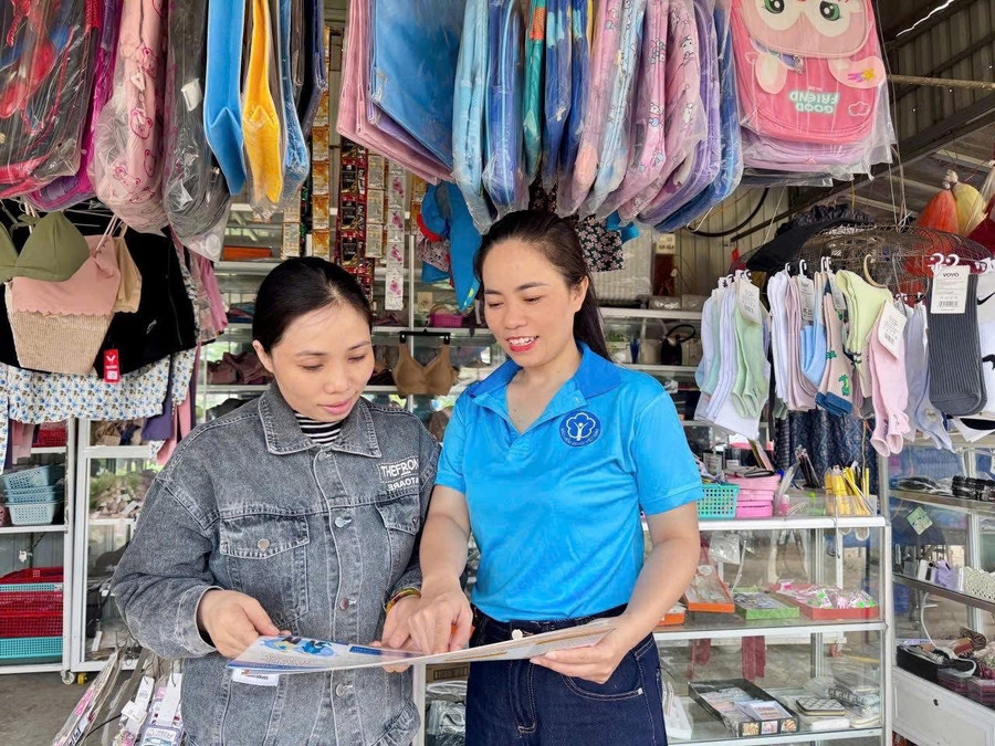 BHXH khu vực XXIII phối hợp ra quân hưởng ứng ngày Bảo hiểm y tế Việt Nam, đẩy mạnh tuyên truyền, vận động người dân tham gia BHXH, BHYT. Ảnh: ĐVCC z6776674122294-6135ed0d7a10619a0d05b5283f08152f.jpg