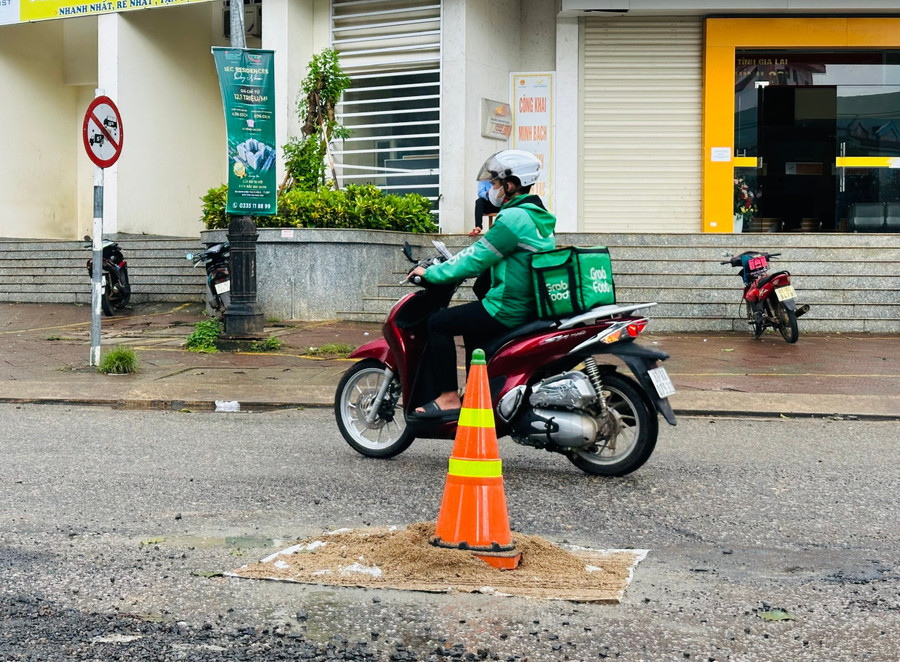 “Ổ voi” tại đường đoạn vòng xoay đối diện Trung tâm phục vụ hành chính công tỉnh Gia Lai (cơ sở 2), số 69, đường Hùng Vương, phường Pleiku đã được khắc phục tạm thời trong chiều 29-7. Ảnh: Như Nguyện z6853191046412-0416e4051f6af88cac31fac01585d294.jpg