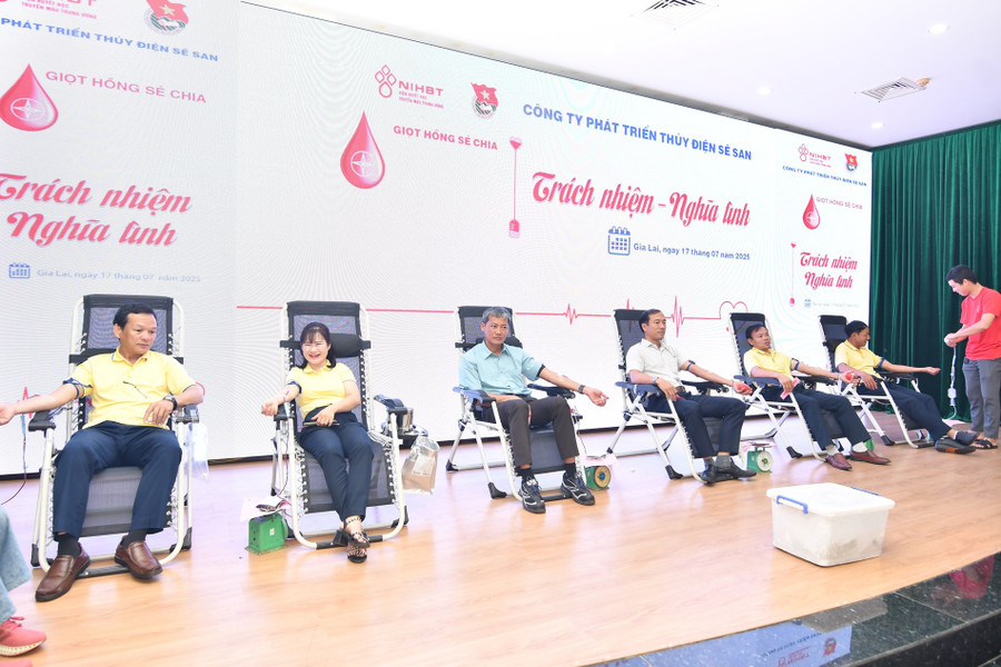 Cán bộ, nhân viên Công ty Phát triển thủy điện Sê San tình nguyện hiến 47 đơn vị máu an toàn. Ảnh: Ngọc Thủy css-0239.jpg