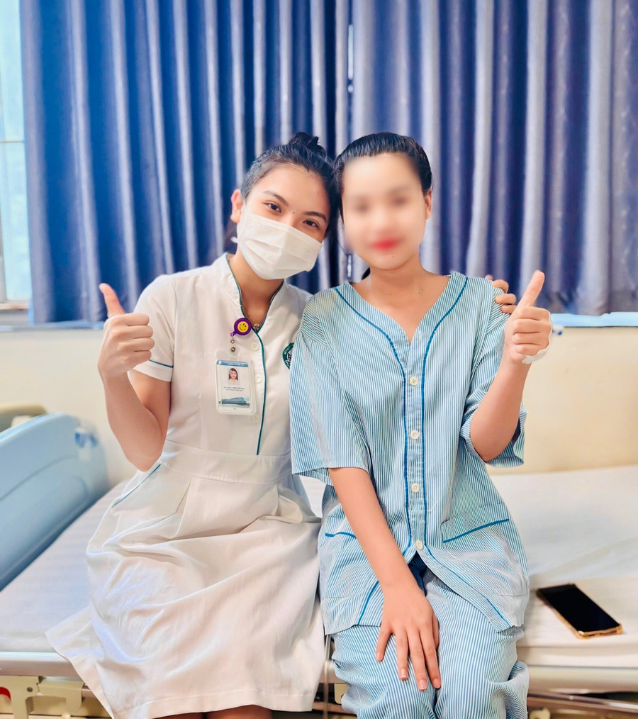 Hiện bệnh nhân C. (bìa phải) đã hoàn toàn hồi phục sức khỏe, đủ điều kiện xuất viện. Ảnh: ĐVCC z6812896201299-5f0af604d40baf9b9b24149d35e08adc.jpg