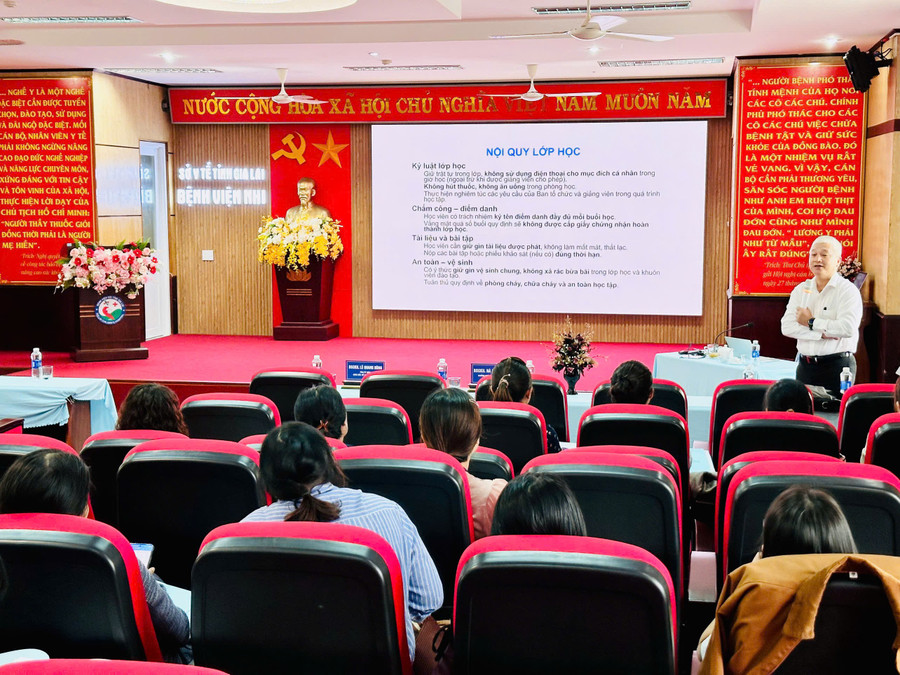 Lớp bồi dưỡng diễn ra trong hai ngày (23 và 24-7), ông Lê Quang Hùng- Tỉnh ủy viên, Giám đốc Sở Y tế trực tiếp bồi dưỡng. Ảnh: Như Nguyện z6832478060265-95e7d409385598d68ffb0222c5df6280.jpg