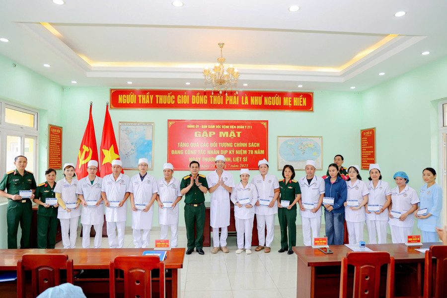 Đại diện Đảng ủy, Ban Giám đốc Bệnh viện Quân y 211 (Quân đoàn 34) trao tặng quà đến con của liệt sĩ, thân nhân cán bộ, nhân viên là thương binh đang công tác trong bệnh viện. Ảnh: ĐVCC z6836536359863-aa95411531c0b9a8c53791bb7f673e93.jpg