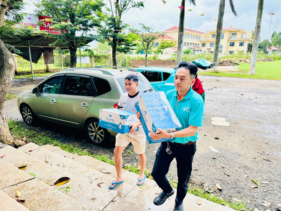 Người dân chung tay góp sức ủng hộ bà con vùng lũ. Ảnh: Như Nguyện z6855166081525-bb24fc4f7058aa8f8661e9e6df59d1e6.jpg
