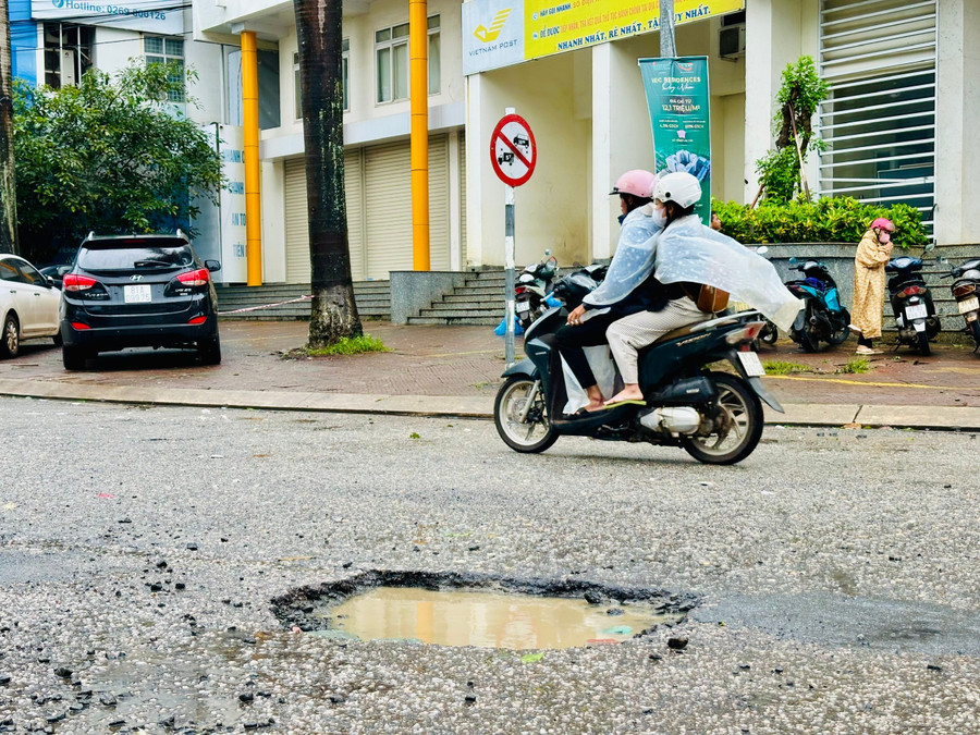 “Ổ voi” tại đường đoạn vòng xoay đối diện Trung tâm phục vụ hành chính công tỉnh Gia Lai (cơ sở 2), số 69, đường Hùng Vương phường Pleiku gây ra nhiều vụ té ngã xe máy khi người lưu thông thiếu quan sát không kịp tránh. Ảnh: Như Nguyện z6851176051713-93fc7ce6a9dd1fd6d6018a51913bef28.jpg