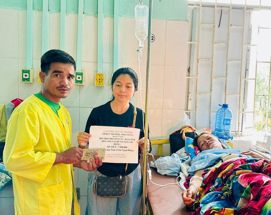 Đại diện Câu lạc bộ Vòng tay yêu thương đã đến thăm, động viên và trao số tiền 7,5 triệu đồng cho anh Sum-chồng bệnh nhân Xuăk. Ảnh: ĐVCC z6775294567191-d9fb02329dff0a886857f8c66d77926f.jpg