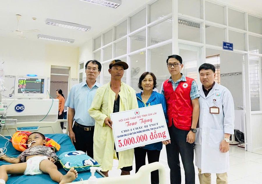 Đại diện Hội Chữ thập đỏ tỉnh Gia Lai và nhà hảo tâm trao tiền hỗ trợ đến bệnh nhi. Ảnh: ĐVCC dai-dien-hoi-chu-thap-do-tinh-gia-lai-va-nha-hao-tam-trao-tien-ho-tro-den-benh-nhi-anh-dvcc.jpg