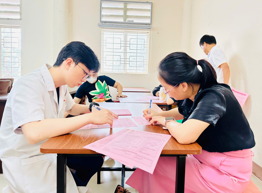 Các nhóm, câu lạc bộ hiến máu tình nguyện, các bệnh viện trên địa bàn tỉnh đang kêu gọi, vận động các tình nguyện viên và người dân tham gia hiến máu tình nguyện. Ảnh: Như Nguyện z6789970048821-c2bebe58e157c12345307a736867f8d2.jpg