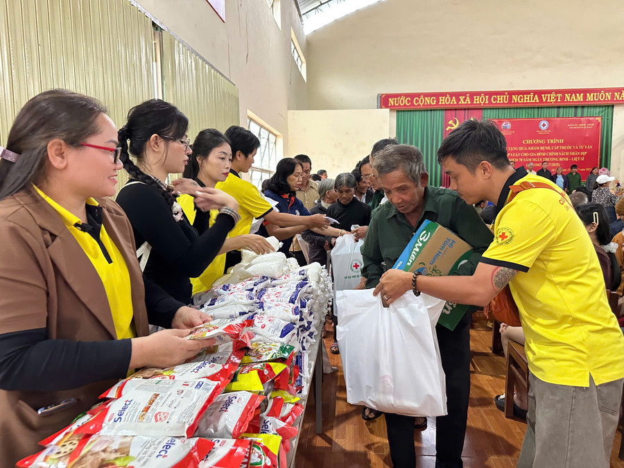 Câu lạc bộ Máu nóng Gia Lai tham gia chương trình tặng quà, khám bệnh cho đối tượng chính sách, người có công tại xã Gào. Ảnh: Như Nguyện z6833969458634-7e0ded8e518e3eb375d5f5664e0af041.jpg
