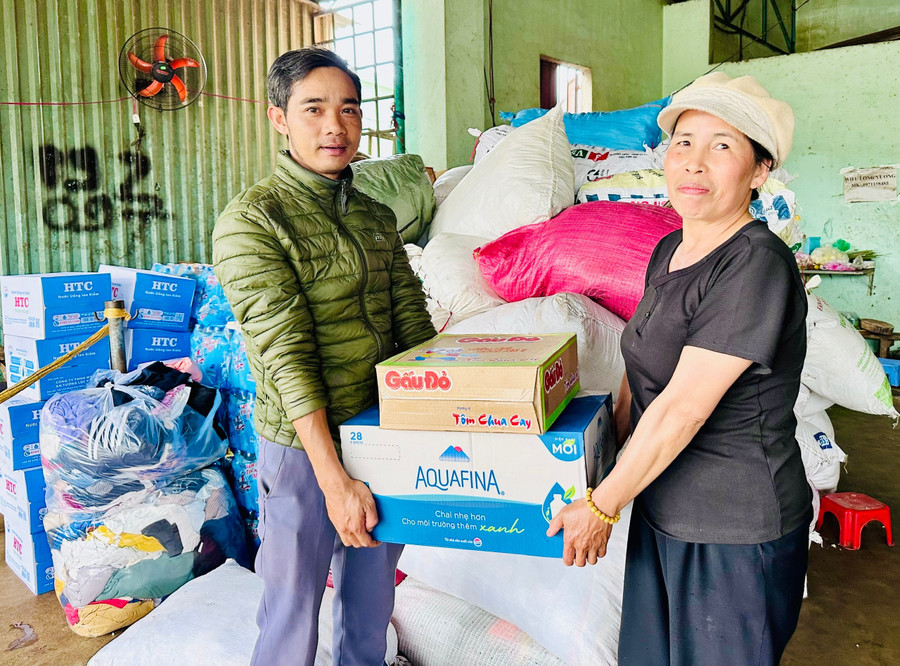 Người dân gửi nhu yếu phẩm hỗ trợ bà con vùng lũ tại điểm tiếp nhận Câu lạc bộ 0 đồng An Phú. Ảnh: Như Nguyện nguoi-dan-ho-tro-ba-con-vung-lu-tai-diem-tiep-nhan-cau-lac-bo-0-dong-an-phu-anh-nhu-nguyen.jpg