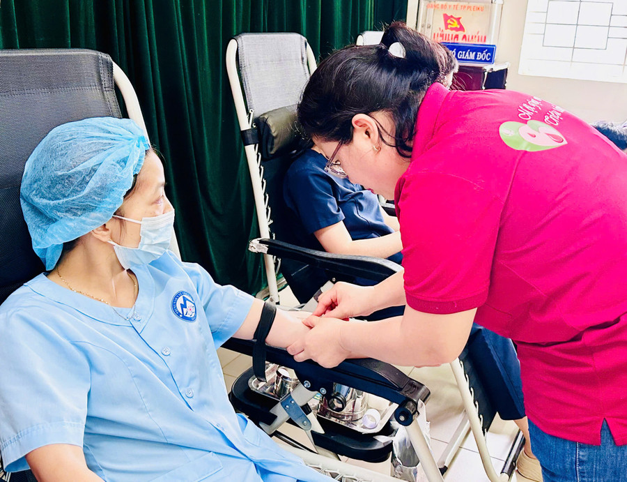 Y-bác sĩ, nhân viên y tế Trung tâm Y tế Pleiku tham gia hiến máu tình nguyện. Ảnh: Như Nguyện z6789970053285-23ee02d578d6716c53cfd67e97a29867.jpg