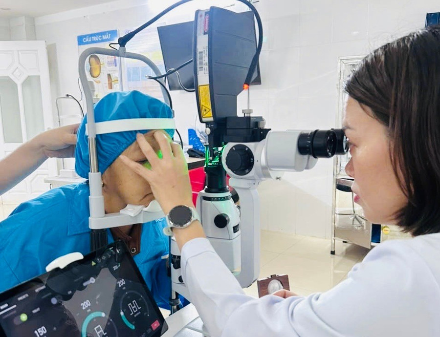 Bệnh viện Mắt Quốc tế Sài Gòn-Gia Lai điều trị bệnh võng mạc đái tháo đường bằng Laser quang đông. Ảnh: ĐVCC z6855629618987-2ffac32b3a214016dfdec97d9c717c7a.jpg