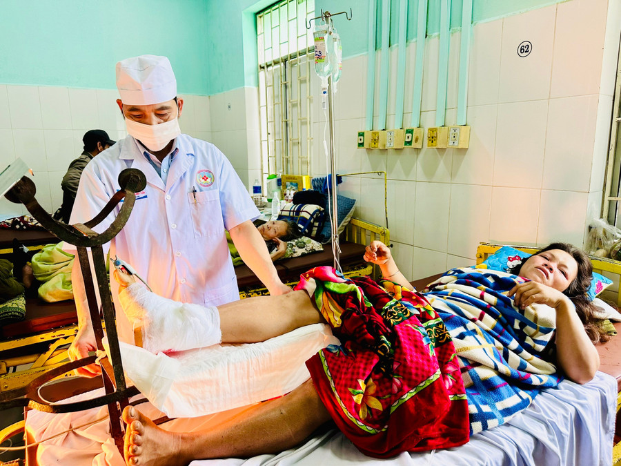Bác sĩ chuyên khoa II Nguyễn Anh Tuấn thăm khám cho bệnh nhân Xuăk. Ảnh: Như Nguyện z6773685355122-96d262f5173e3290f3846cf5ff63a5a7.jpg