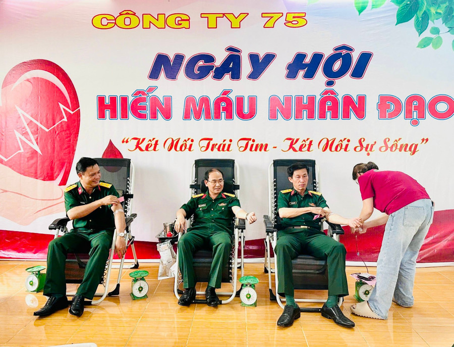 Cán bộ, chiến sĩ Công ty 75 (Binh đoàn 15) hiến máu nhân đạo. Ảnh: ĐVCC z6833973107827-560953c0480c2518feeb4356f4a56d85.jpg