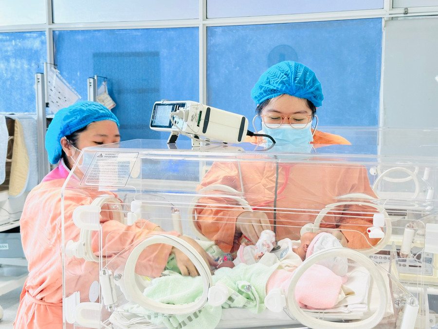 Chăm sóc trẻ sơ sinh tại Khoa Nhi-Bệnh viện Đại học Y dược-Hoàng Anh Gia Lai. Ảnh: Như Nguyện z6827543149870-b747f80ea6085642353bdb63d33e6c89.jpg