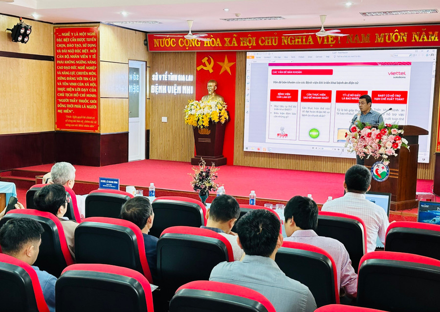 Sở Y tế phối hợp với Viettel tập huấn triển khai BAĐT cho các cơ sở khám bệnh, chữa bệnh trên địa bàn phía Tây tỉnh. Ảnh: Như Nguyện z6839333447332-e5186e10d652fa70c1bd23306c8f5d91.jpg